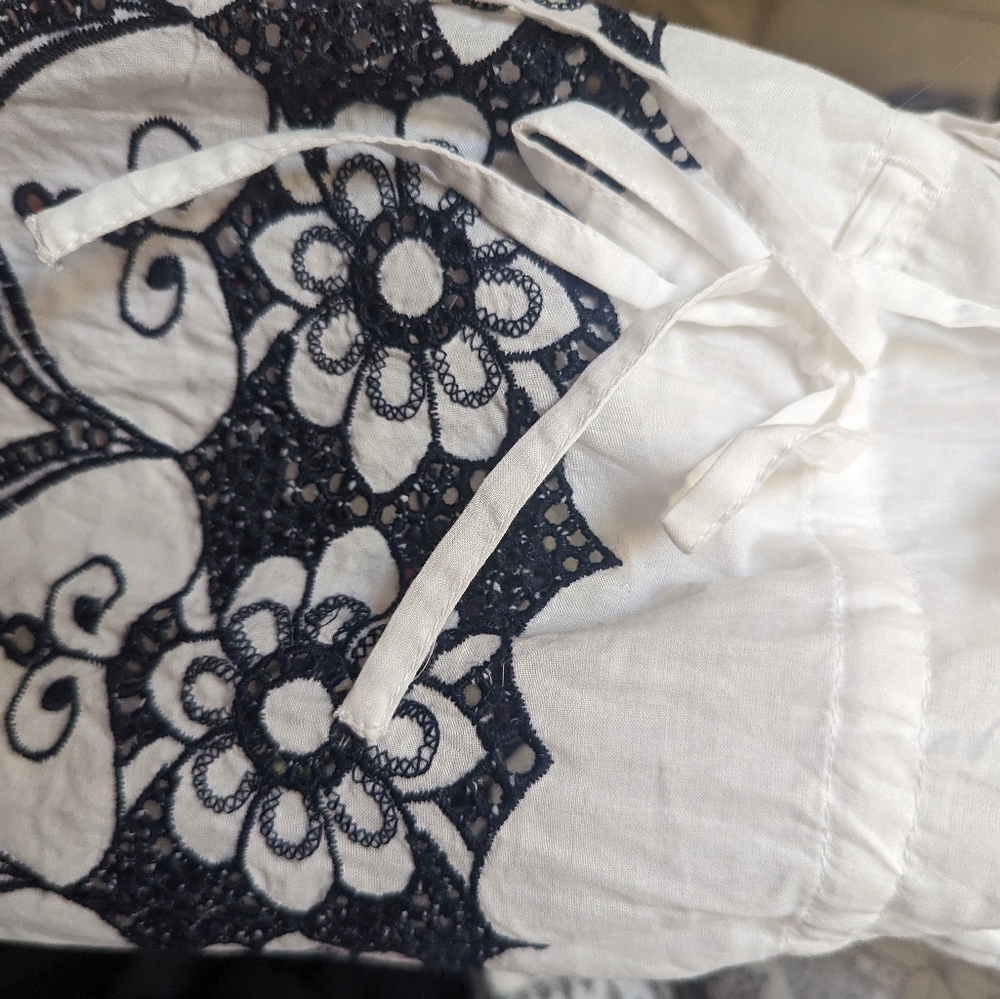 Super cute off the shoulder Crown and Ivy size L